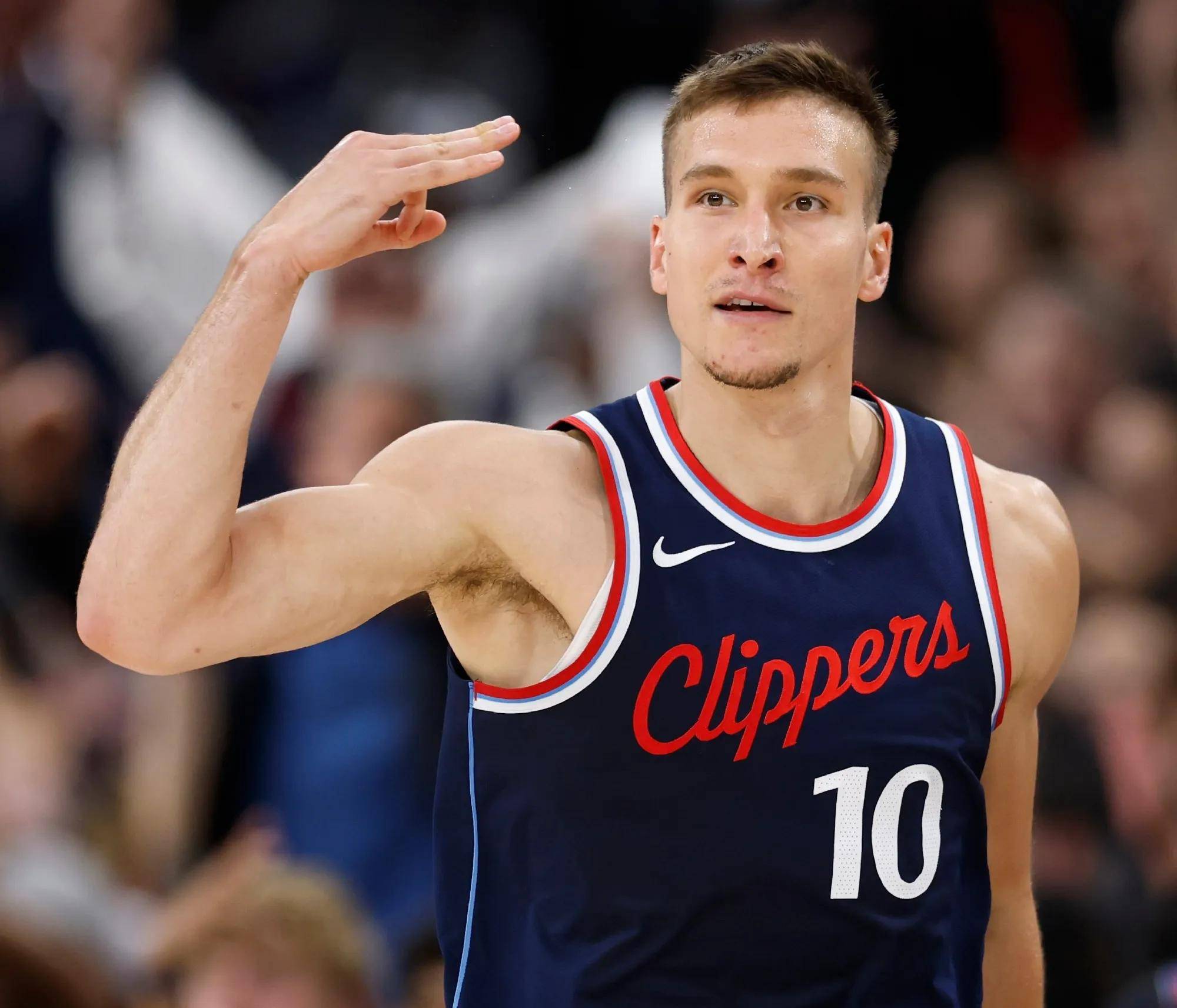 九游娱乐-洛杉矶快船发布备战花絮；加时末段止住颓势；CBA常规赛任务艰巨；赛程密集仍需轮换的简单介绍